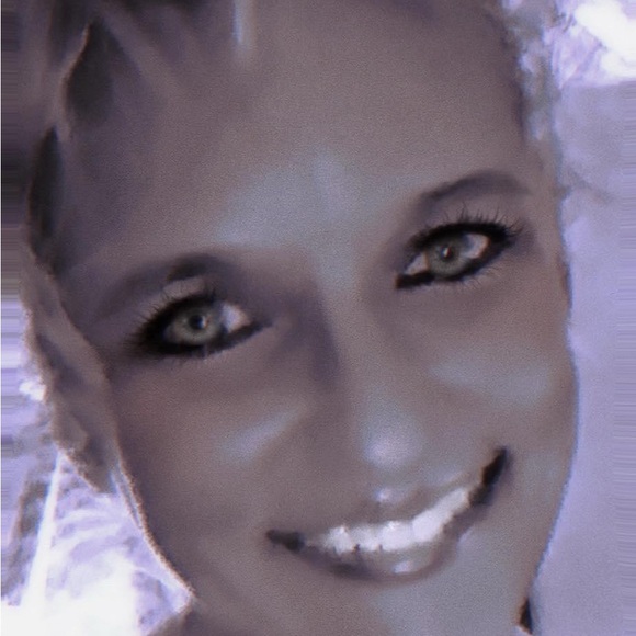 Meet your Posher, Kat - Picture 3 of 6